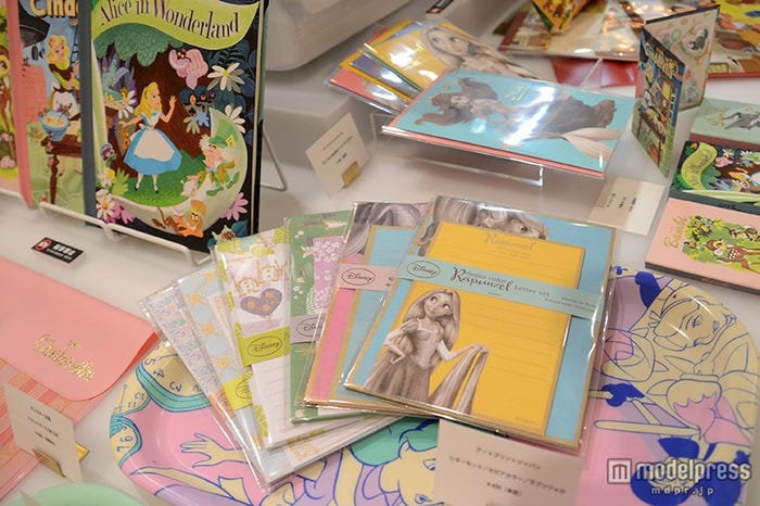 ラプンツェルなどが描かれた文具