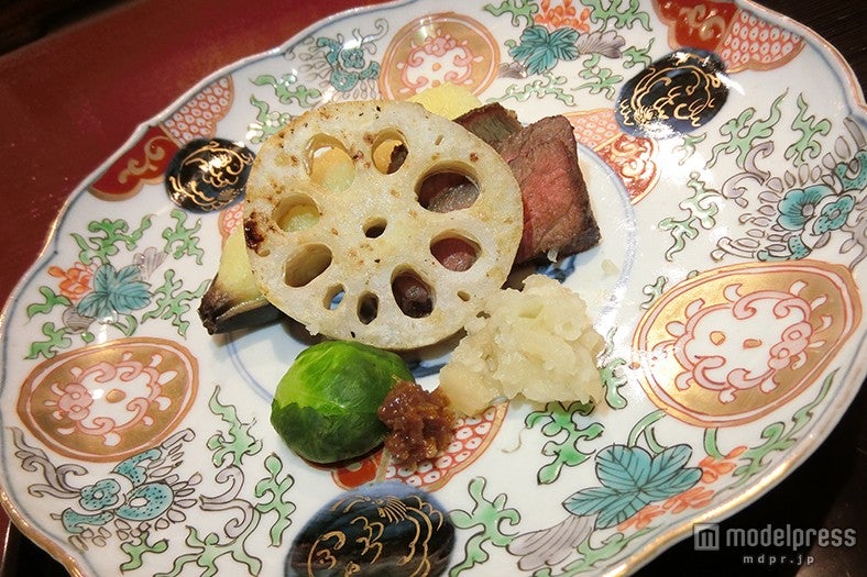 焼いた野菜を添えた「能登牛」