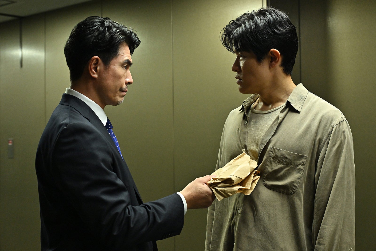 伊藤英明、鈴木亮平「リブート」第6話（C）TBS