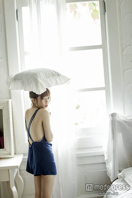 大胆に背中を見せたちょっとオトナのおフェロショット！島崎遥香フォトブック『ParU』／画像提供：主婦と生活社