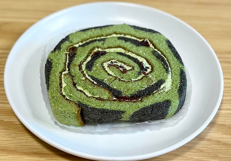 緑と黒の鮮やかなロールケーキ! 和の味わいのロールケーキを満喫できます