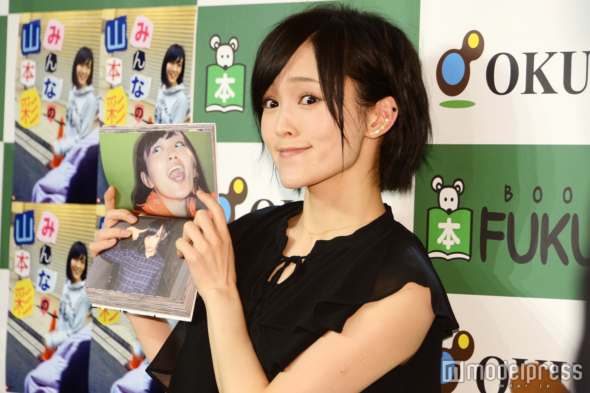 “アゴ”サービスをして見せた山本彩（C）モデルプレス