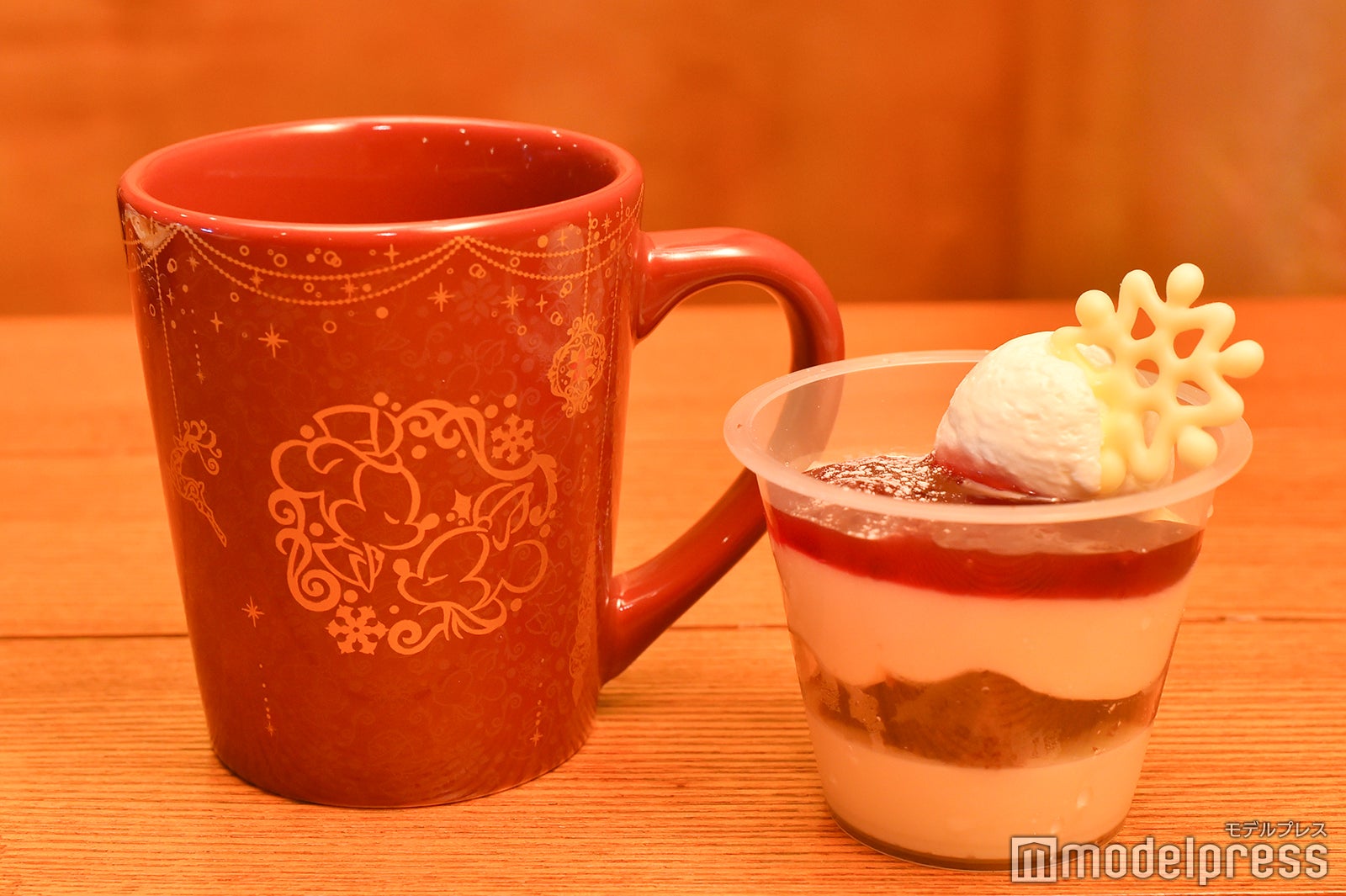 レアチーズケーキ、スーベニアカップ付き￥780 （C）モデルプレス（C）Disney