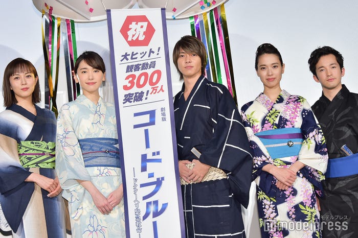 (左から)比嘉愛未、新垣結衣、山下智久、戸田恵梨香、浅利陽介(C)モデルプレス