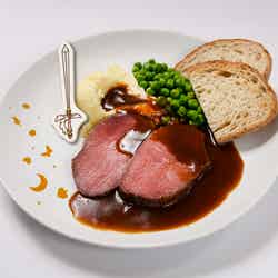 おとぎの国の英国風ローストビーフ¥1,790 (C)CLAMP・ST/講談社・NEP・NHK