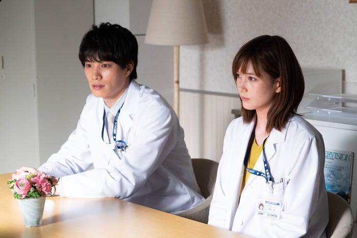 鈴木伸之、本田翼/「ラジエーションハウス特別編~旅立ち~」より(C)フジテレビ