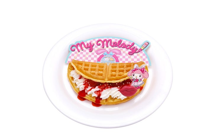 ダイナーストロベリーワッフル 900円(C)2022 SANRIO CO.,LTD.TOKYO,JAPAN 著作 株式会社サンリオ