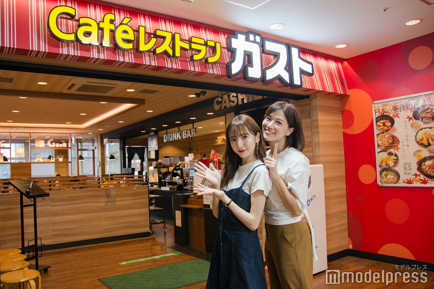 ガスト「SWEETS SALE」に潜入! モデル/(左から)平木愛美、石井里奈(C)モデルプレス