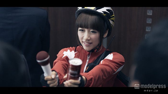 メッセンジャーに扮した高橋みなみ/ワンダ モーニングショットの新TVCM「毎日朝専用」篇(水曜日)より