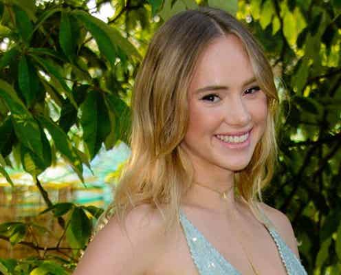 スキ・ウォーターハウス、妖精なハミバストを披露