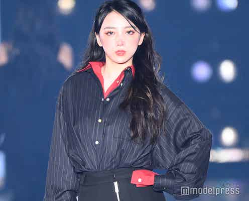 「ガルプラ」出身のスー・ルイチー、変形スカート着こなしで美脚スラリ【関コレ2025A/W】