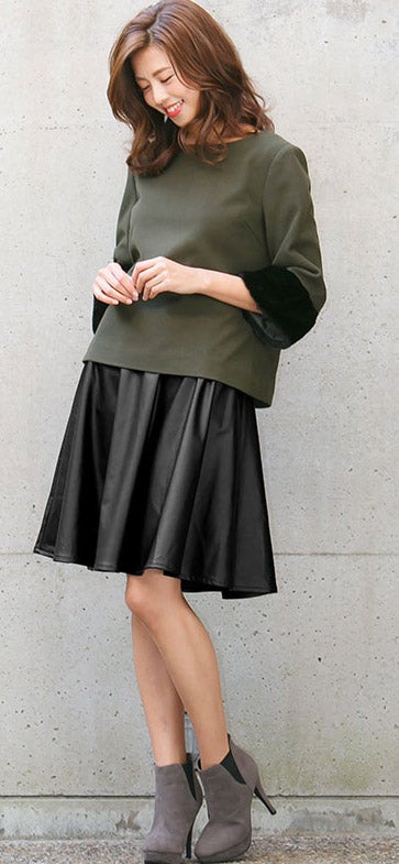 フェイクレザー膝丈フレアスカート「神戸レタス」2990円（税込）／画像提供：神戸レタス