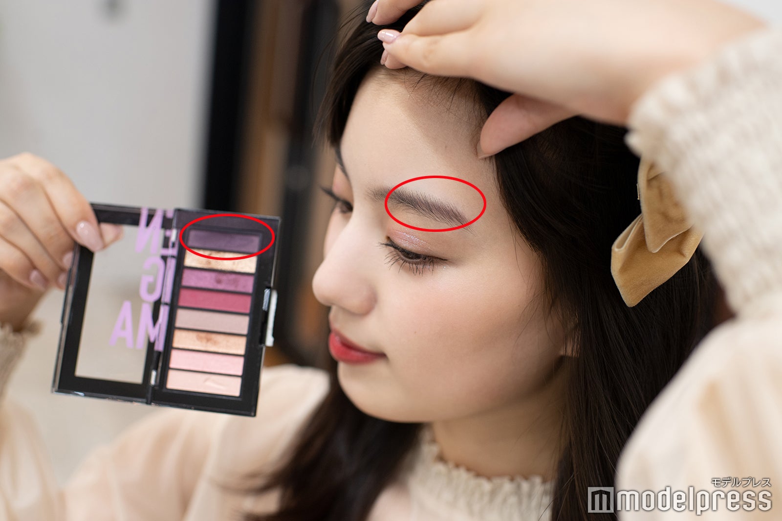 眉毛にアイシャドウのパープルを使用 （C）モデルプレス