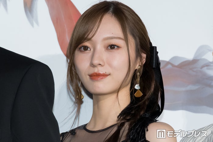 乃木坂46卒業の梅澤美波、デコルテ際立つ卒業ドレス姿公開「黒ドレスの理由に泣いた」「気高さを感じる」と反響