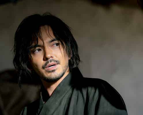 「VIVANT」ベキ(役所広司)、ノコル(二宮和也)との出会い・アディエル&ジャミーンとの関係性…壮絶過去発覚で「胸が痛い」「涙腺崩壊」の声