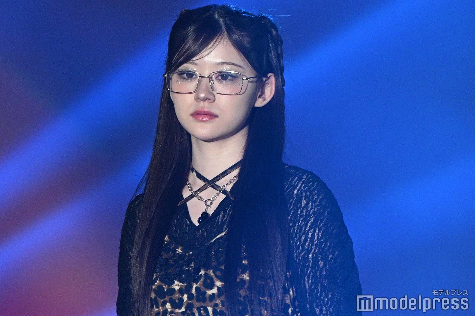 「今日好き」りんか、ミニ丈ワンピでスラリ美脚 ツインお団子ヘア×リムレスメガネで存在感放つ【TGC teen ICHINOSEKI 2025】