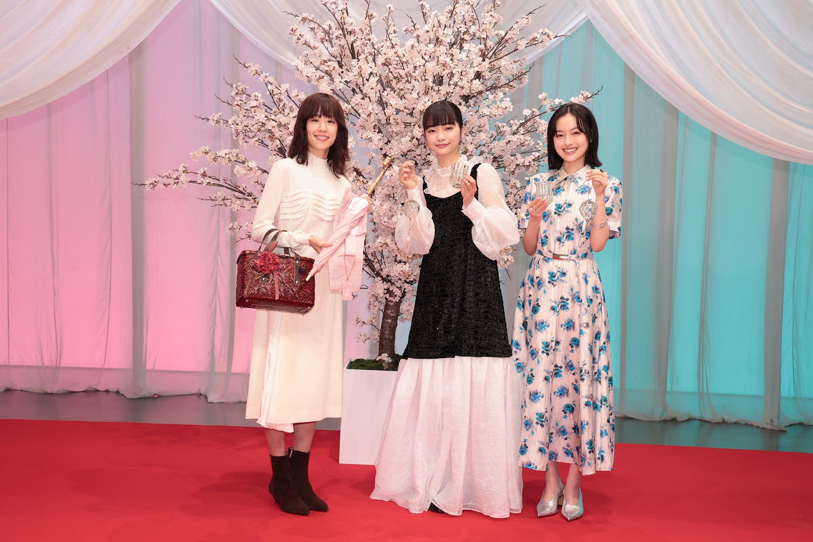 石橋静河、見上愛、上坂樹里（C）NHK
