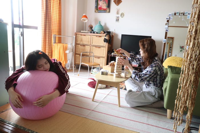 冨里奈央、岩本蓮加「ふたりエスケープ」第1話あらすじ(C)田口囁一・一迅社/「ふたりエスケープ」製作委員会