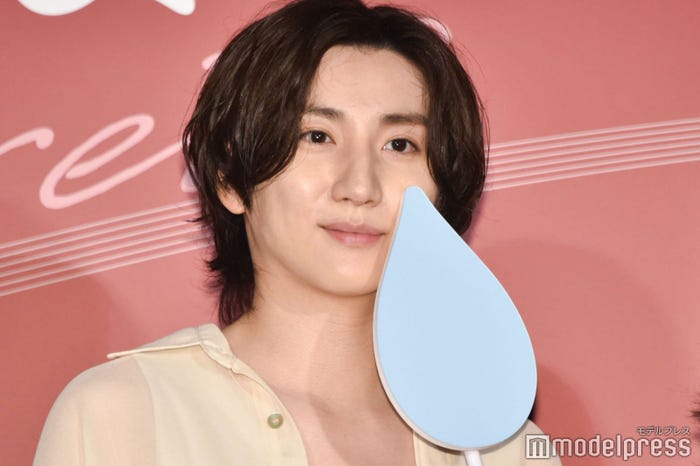 “涙”パネルを“鼻水”代わりに遊んでいた京本大我(C)モデルプレス