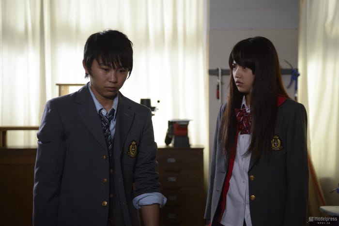 俳優の須賀健太(左)とモデルで女優の竹富聖花(右)/「生贄のジレンマ」より