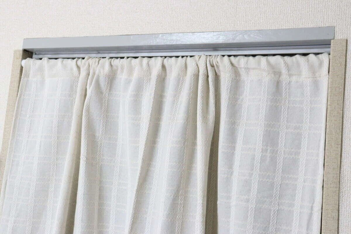 ダイソーのナチュラルドビーカーテンをつっぱり棒で設置した状態