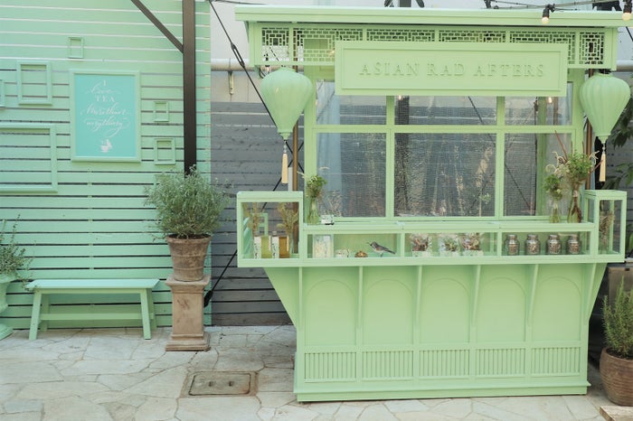 ブランドのイメージカラーのラッドグリーン1色に塗られたティースタンド／画像提供：AsoboLabo