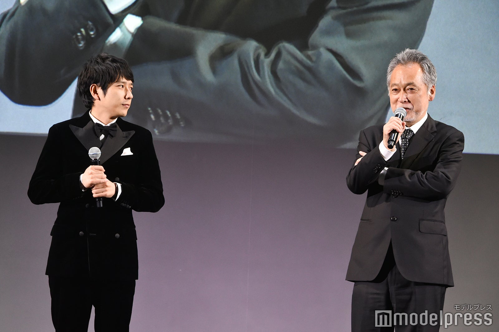 瀬々敬久監督に問いかける二宮和也、二宮和也に問いかけられる瀬々敬久監督（C）モデルプレス