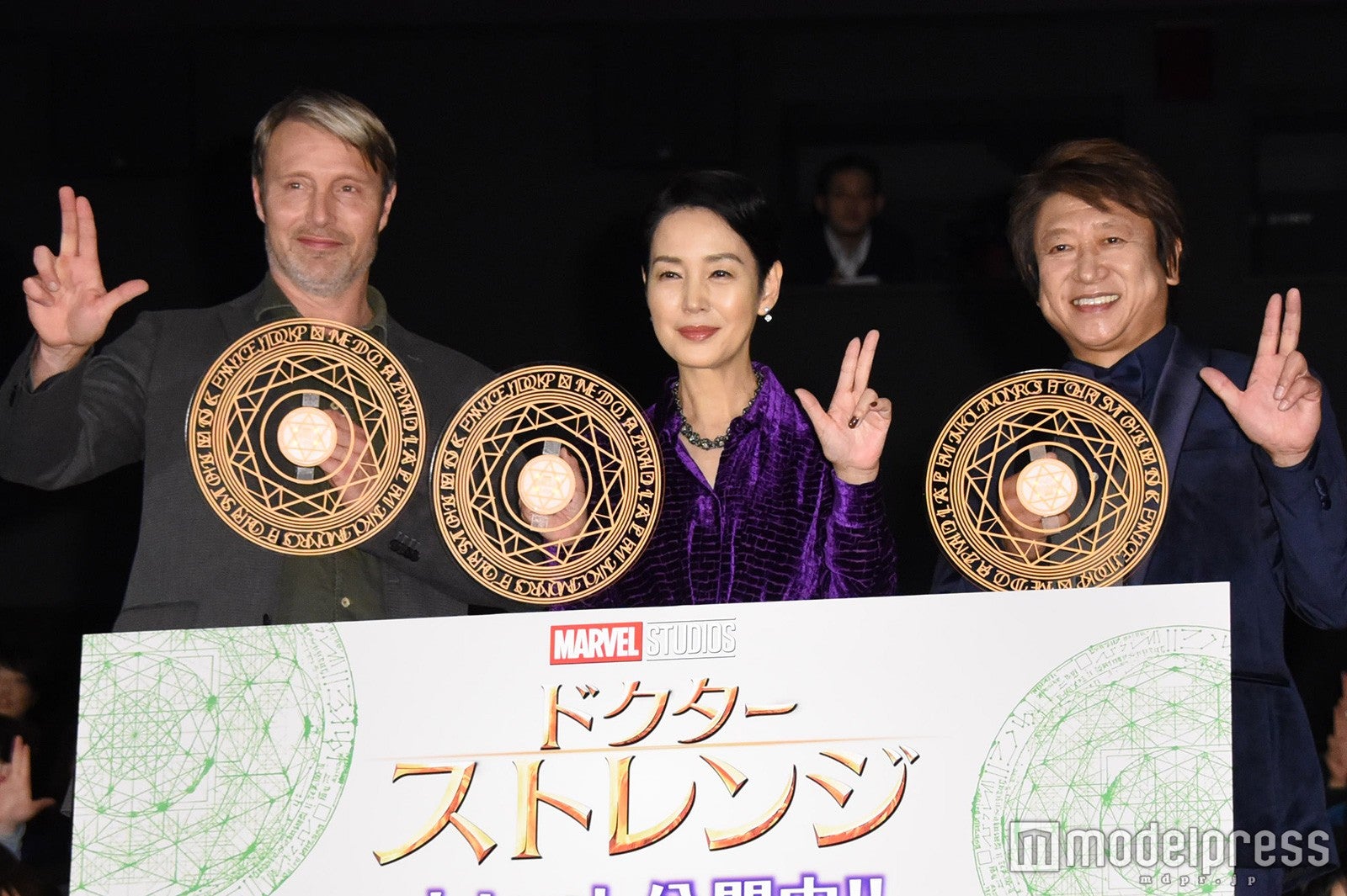 （左から）マッツ・ミケルセン、樋口可南子、井上和彦 （C）モデルプレス