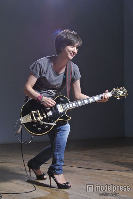 滝川クリステル／「コカ・コーラ ゼロ」新CM「Rock‘n’Roll Newscaster」篇メイキングショット