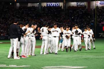 巨人が粋なサプライズ 今季限りで現役引退のヤクルト・石川雅規に坂本勇人と長野久義氏が花束贈呈 東京ドーム全体から「石川コール」