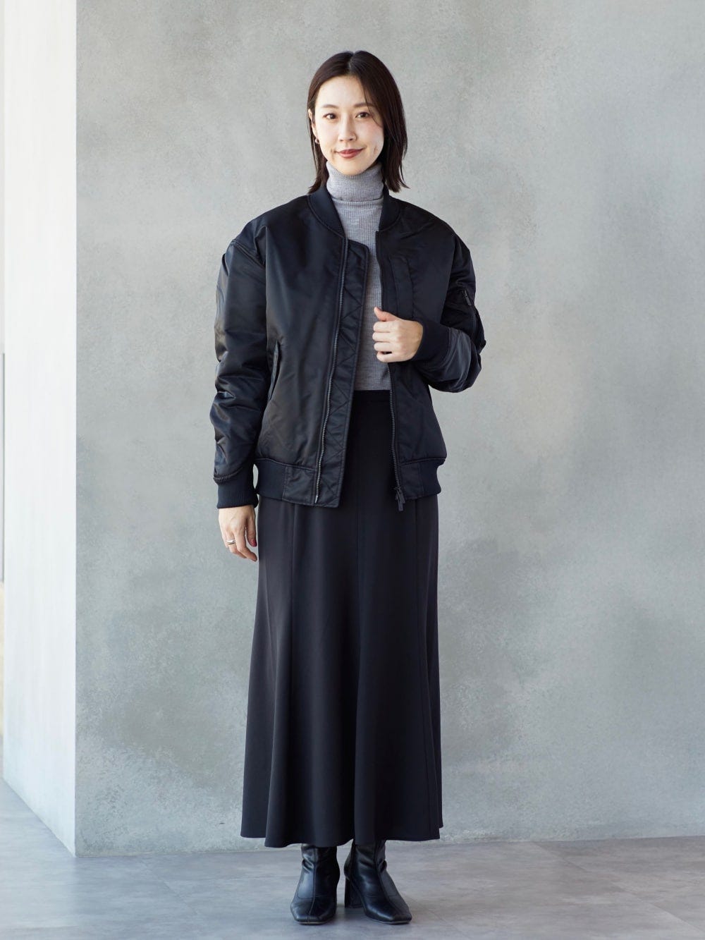 美シルエットでブラックコーデもフェミニンに仕上がります 出典:StyleHint