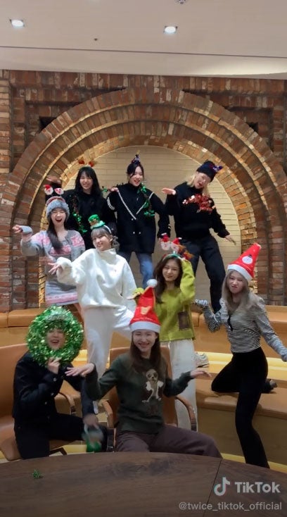 TWICE、クリスマス感満載ノリノリ動画に反響「みんな楽しそう」「微笑ましい」