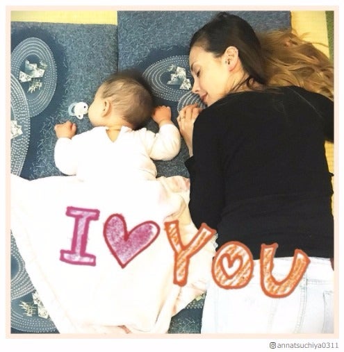土屋アンナ、愛娘と添い寝ショット「ほっこりする」「癒される」の声