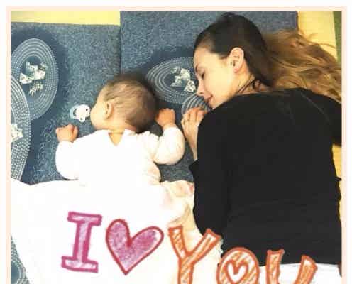 土屋アンナ、愛娘と添い寝ショット「ほっこりする」「癒される」の声