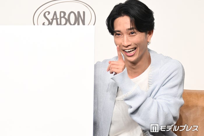 フリップ披露で白紙を見せ「ビビったべ」と報道陣にいたずらを仕掛ける田中樹(C)モデルプレス