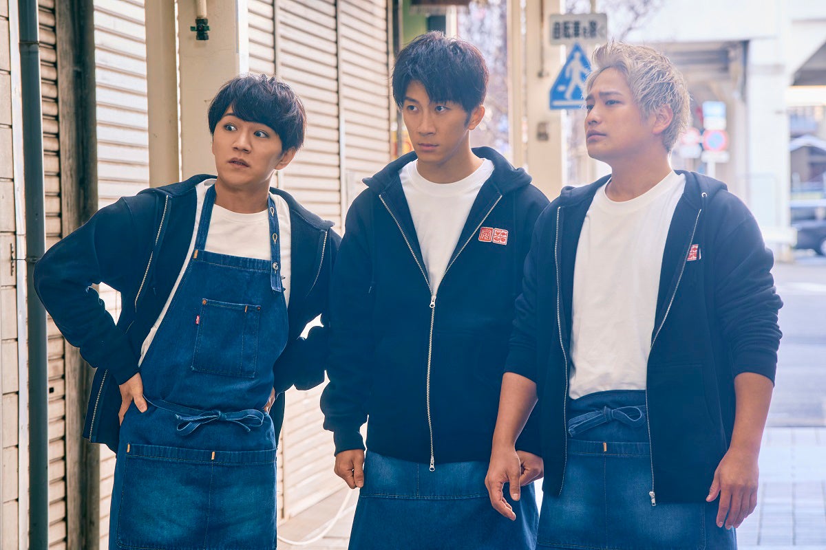 WEST.（C）2025「裏社員。-スパイやらせてもろてます‐」製作委員会