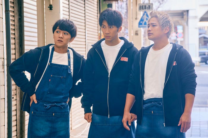 WEST.(C)2025「裏社員。-スパイやらせてもろてます‐」製作委員会