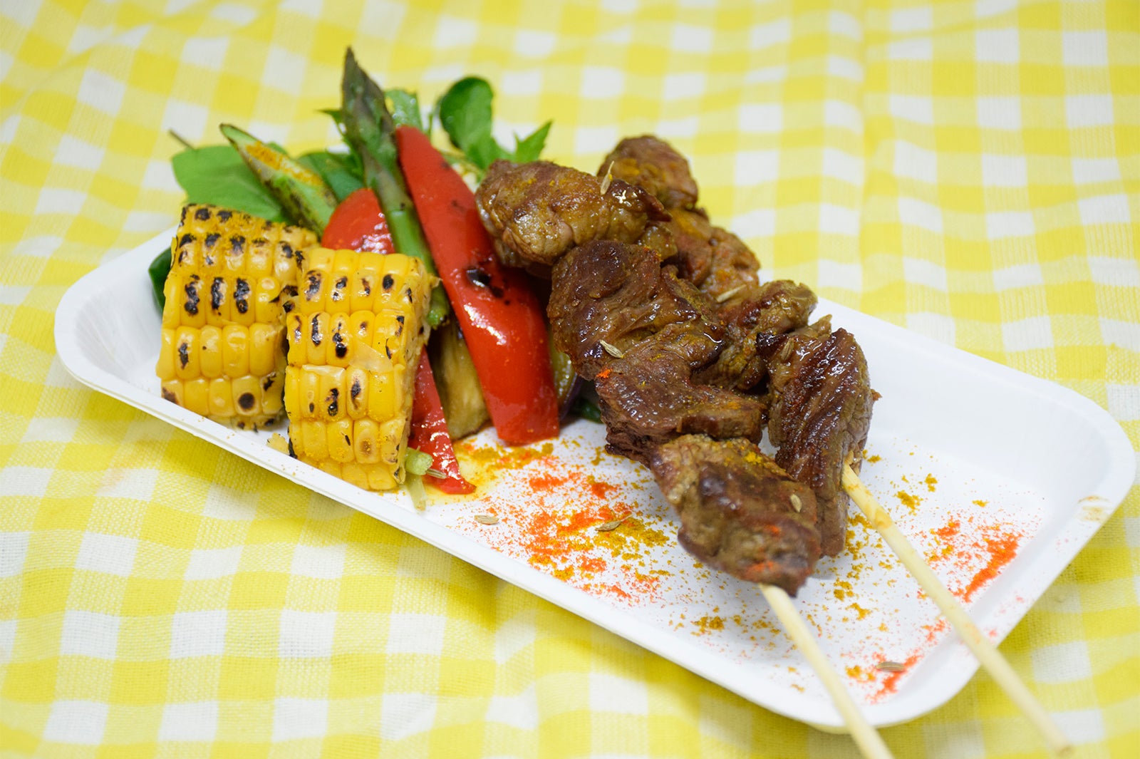 ムシカキ 夏野菜添え／ルワンダ共和国￥800／画像提供：横浜赤レンガ倉庫