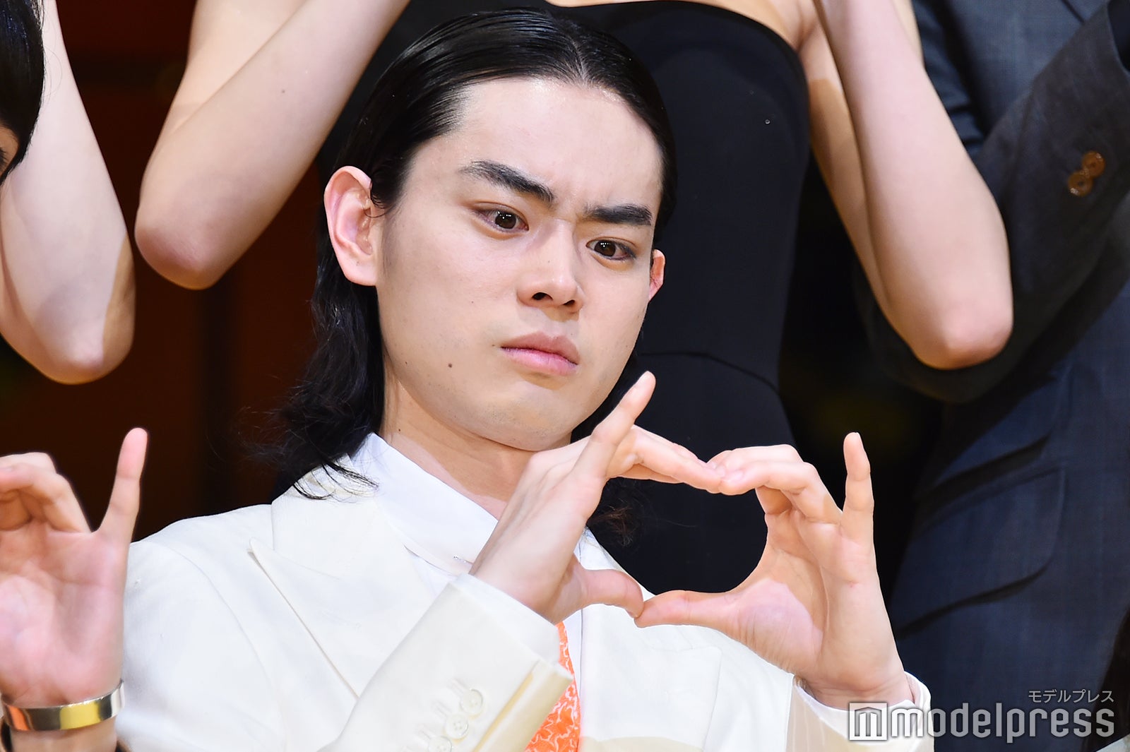 意外と大変？ポーズに苦戦する菅田将暉 （C）モデルプレス