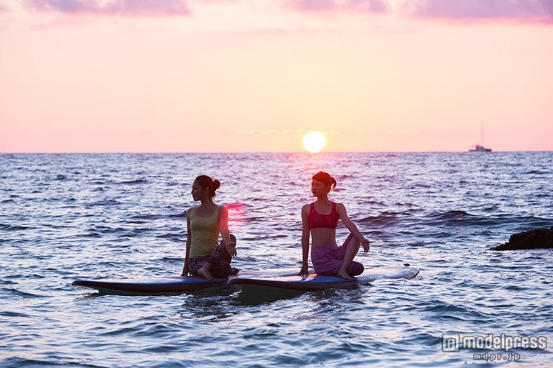 グラデーションの空にときめくヨガ体験／画像提供：沖縄観光コンベンションビューロー