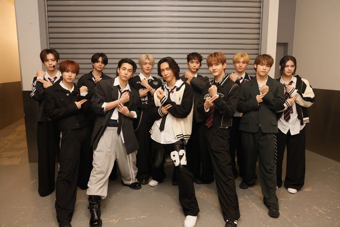 INI/(後列左から)佐野雄大、藤牧京介、高塚大夢、後藤威尊、許豊凡、松田迅(前列左から)尾崎匠海、西洸人、池崎理人、田島将吾、木村柾哉(C)LAPONE ENTERTAINMENT