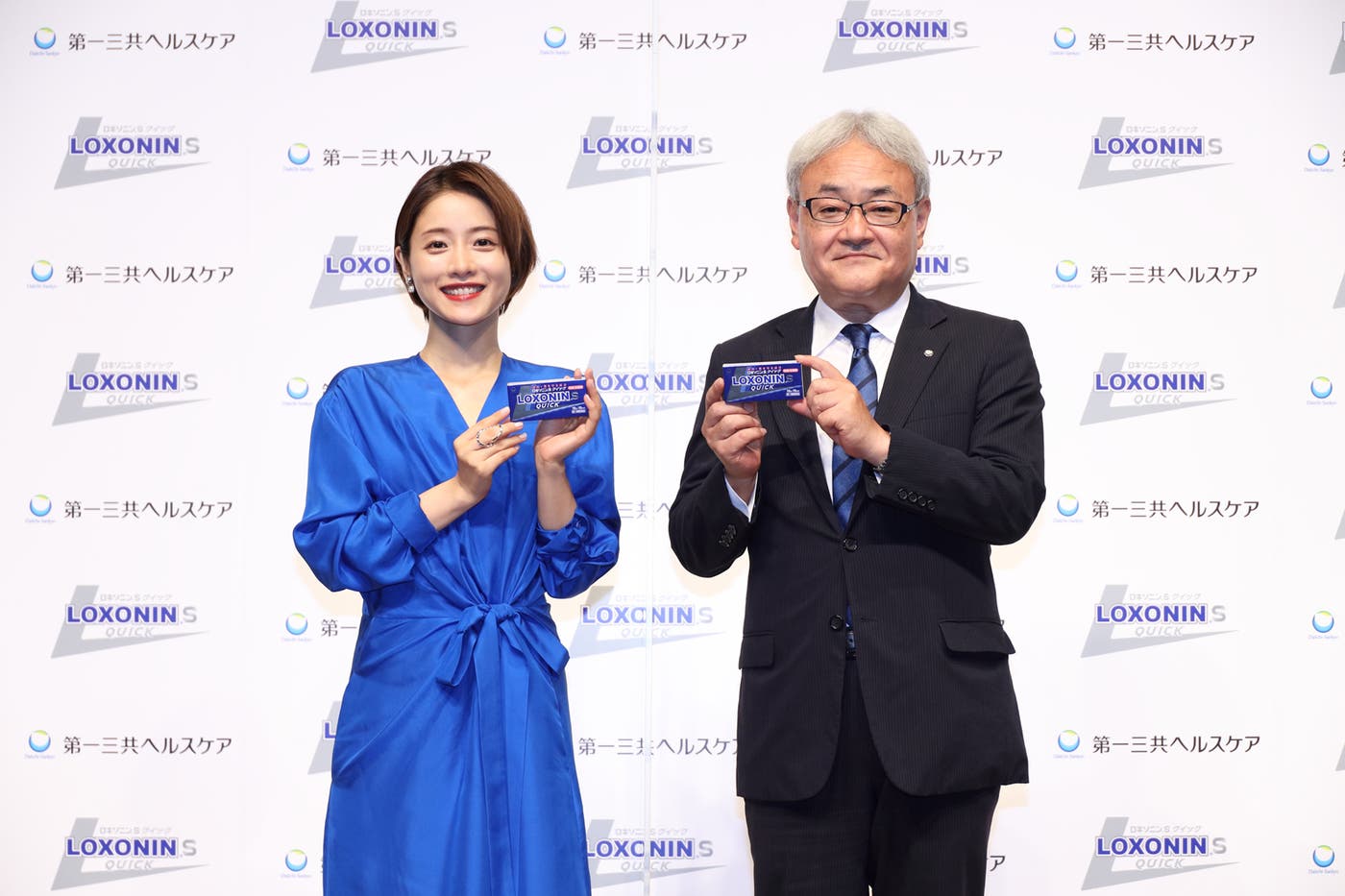 (左から)石原さとみ、第一三共ヘルスケア株式会社 代表取締役社長 吉田勝彦氏