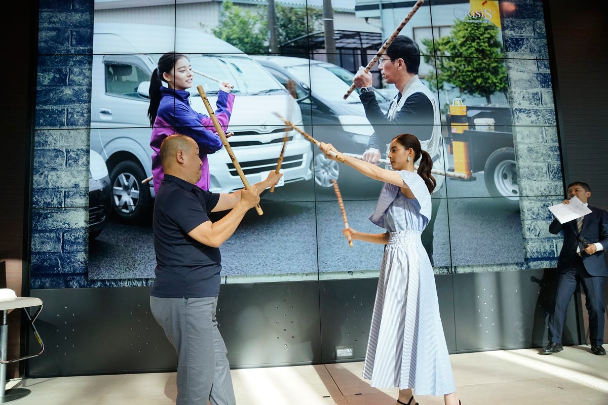 アクションを披露している新木優子（C）関西テレビ