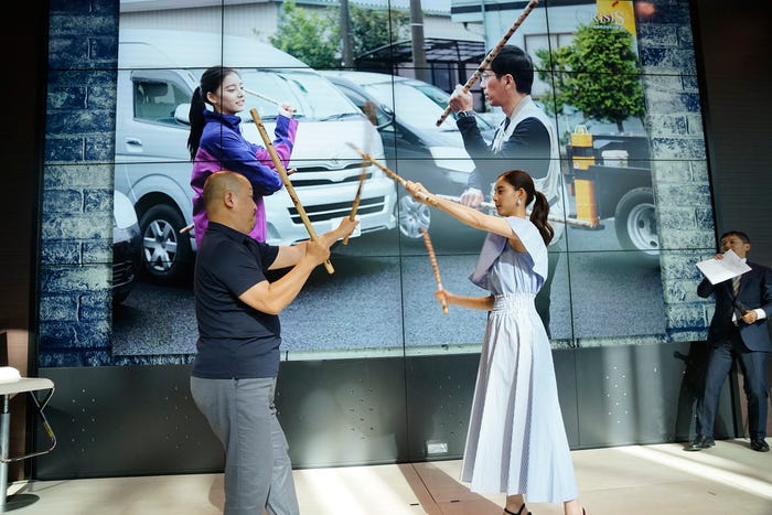 アクションを披露している新木優子(C)関西テレビ