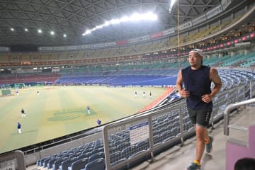 侍ジャパン 菊池雄星がコンコースをランニングするレア光景 グラウンドでは中日が打撃練習 自らの調整に徹する姿