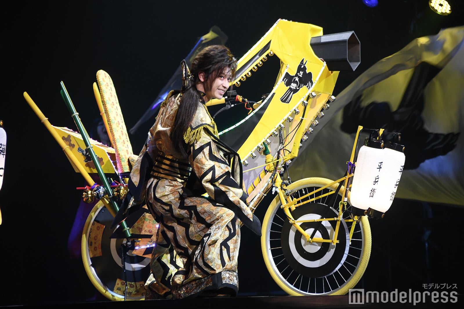 “デコチャリ”を乗りこなす富本惣昭「劇走江戸鴉～チャリンコ傾奇組～」ゲネプロ（C）モデルプレス