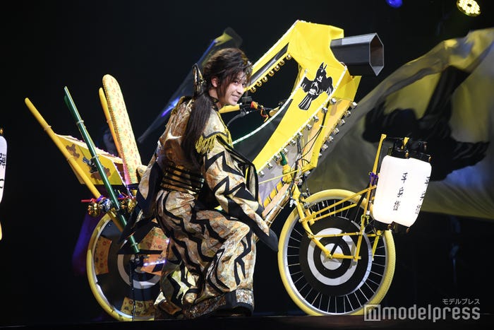 “デコチャリ”を乗りこなす富本惣昭「劇走江戸鴉~チャリンコ傾奇組~」ゲネプロ(C)モデルプレス