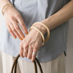 ブレスレットとバングルの違いって何?付け方・レディースで人気のデザインを比較