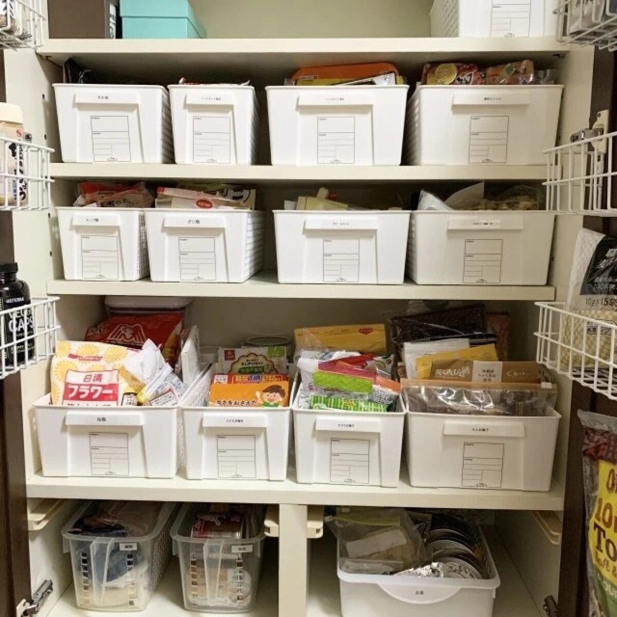 棚にトリムバスケットが整然と並べられ食品が収納されている 棚にトリムバスケットが整然と並べられ食品が収納されている