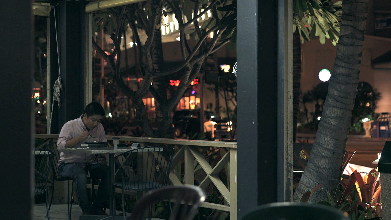 第8話 悠介の食事のシーン（C）フジテレビ／イースト・エンタテインメント